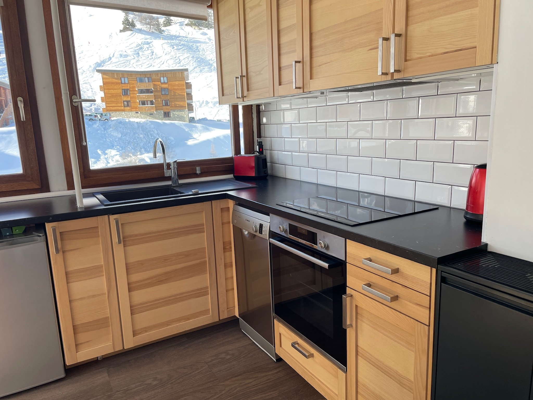 Kitchen worktop, hob, and oven at SnowBadgers